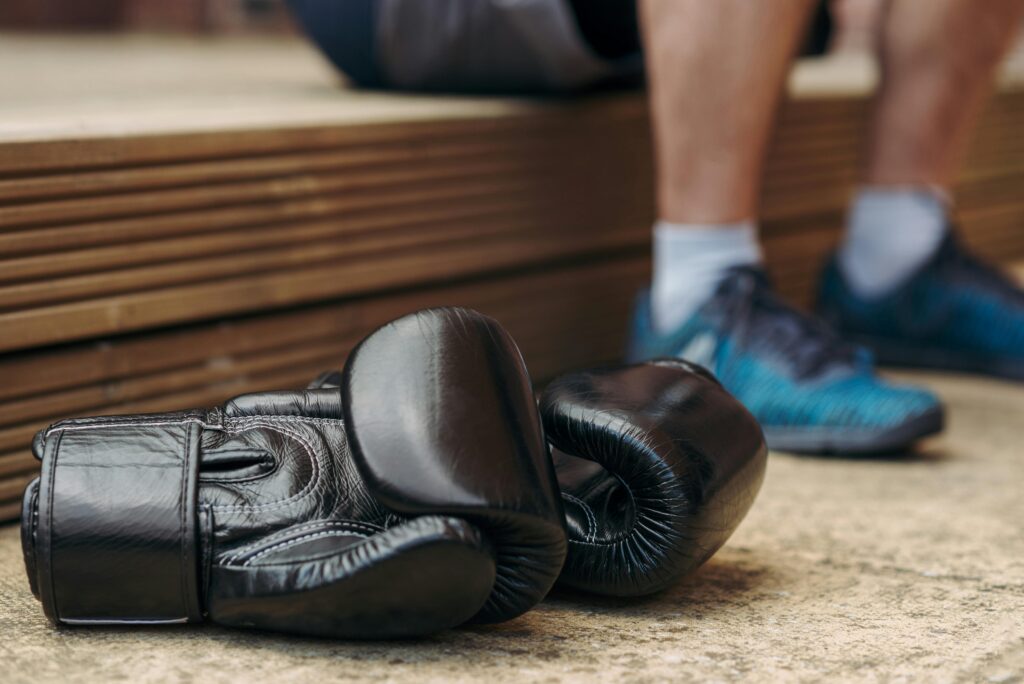 Guantes de entrenamiento en clase de boxeo