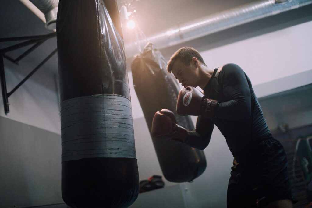 Clase de cardio boxing en gimnasio