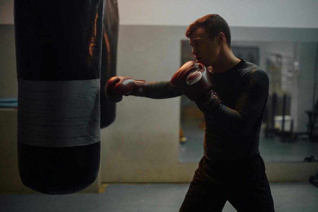 Clase de boxeo para principiantes en gimnasio