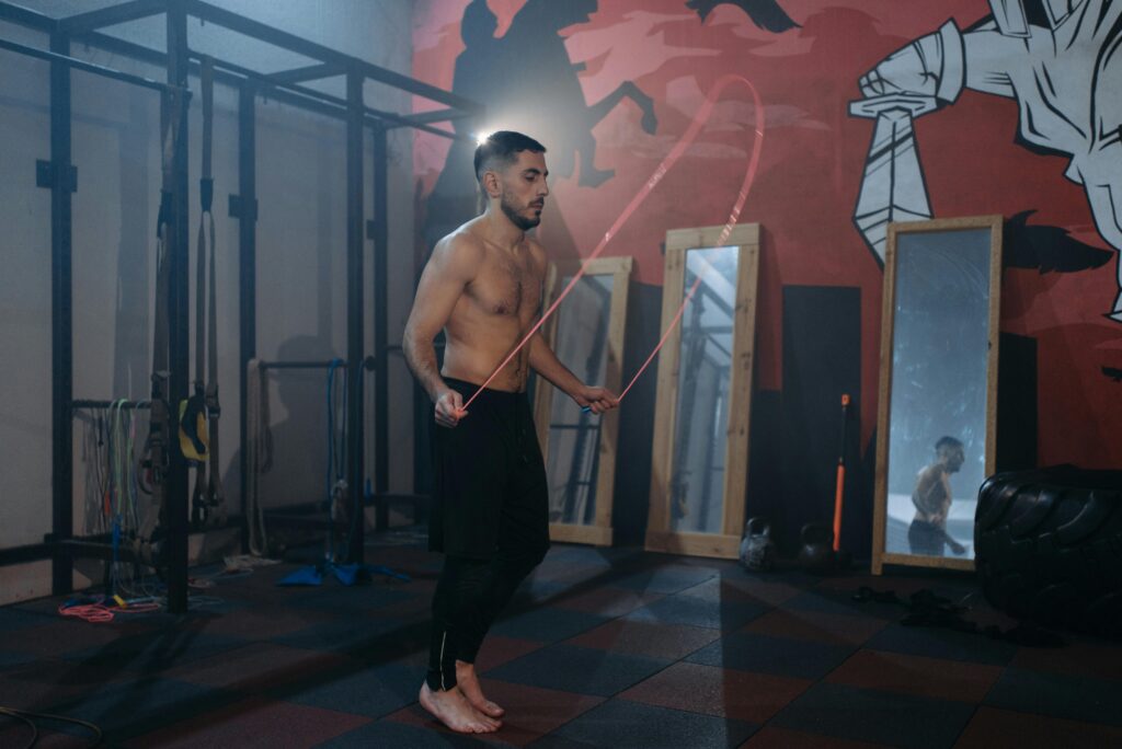 Ejercicios de entrenamiento hiit en gimnasio